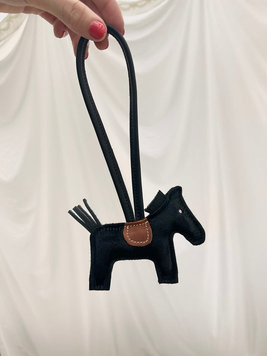Horsie charm - black